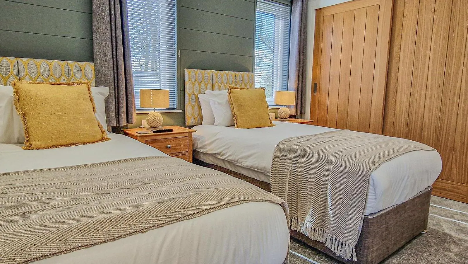 High Oaks Grange - Contemporary Lodges 피커링