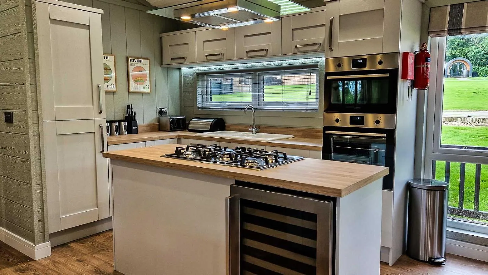 High Oaks Grange - Contemporary Lodges 피커링